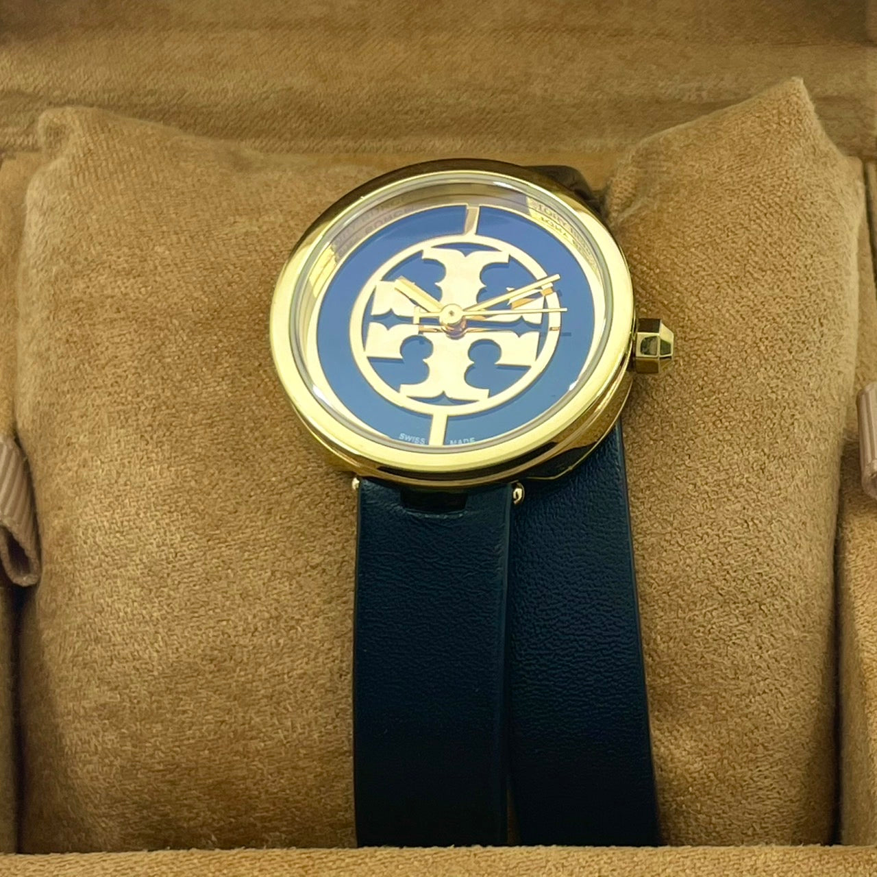 【電池交換/箱付き／未使用級】 TORY BURCH トリーバーチ 腕時計 TRB4019 レディース クオーツ アイコン ダブルTロゴ ゴールド ネイビー文字盤 ブラックレザーベルト スタイリッシュ エレガント SWISS MADE 人気モデル 箱付き クリーニング済み G 美品