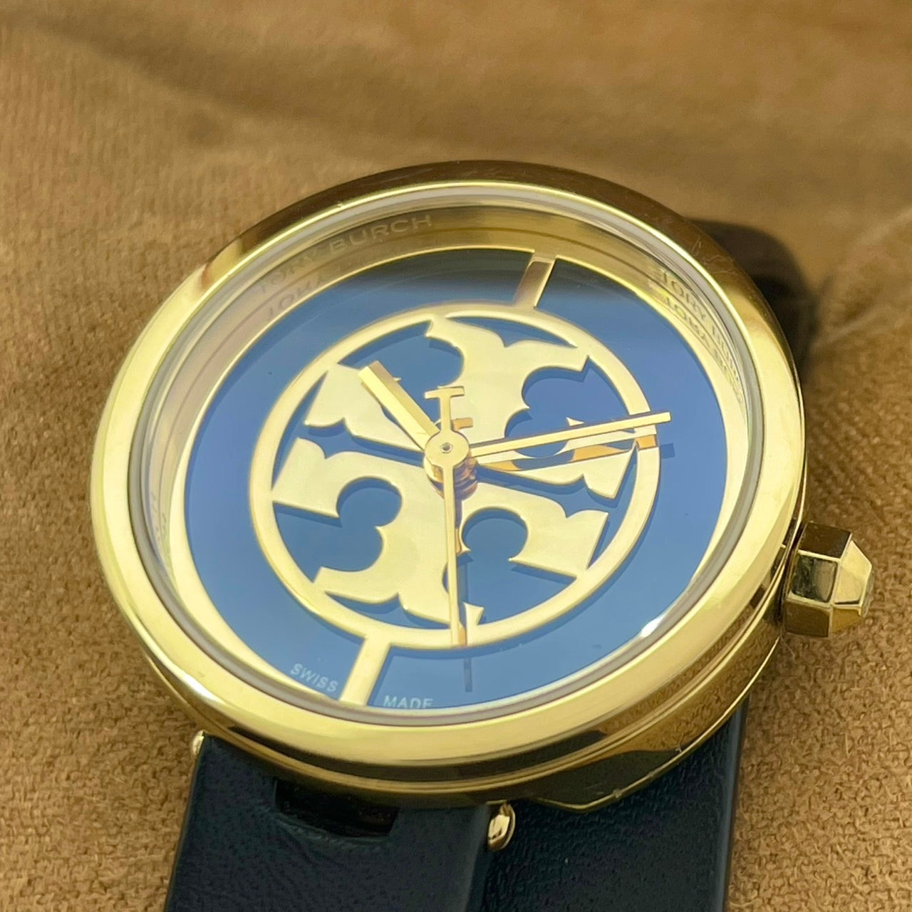 【電池交換/箱付き／未使用級】 TORY BURCH トリーバーチ 腕時計 TRB4019 レディース クオーツ アイコン ダブルTロゴ ゴールド ネイビー文字盤 ブラックレザーベルト スタイリッシュ エレガント SWISS MADE 人気モデル 箱付き クリーニング済み G 美品