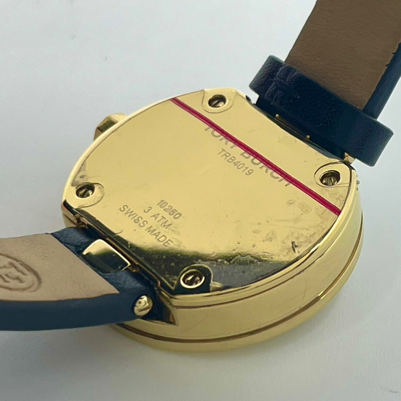 【電池交換/箱付き／未使用級】 TORY BURCH トリーバーチ 腕時計 TRB4019 レディース クオーツ アイコン ダブルTロゴ ゴールド ネイビー文字盤 ブラックレザーベルト スタイリッシュ エレガント SWISS MADE 人気モデル 箱付き クリーニング済み G 美品