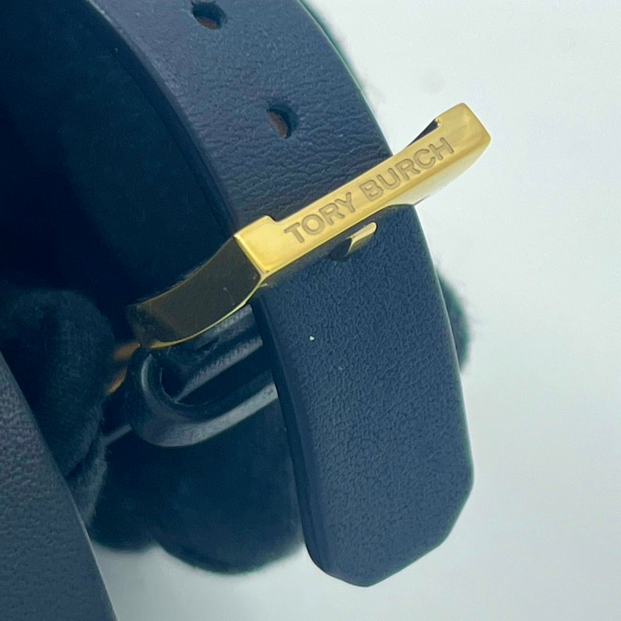 【電池交換/箱付き／未使用級】 TORY BURCH トリーバーチ 腕時計 TRB4019 レディース クオーツ アイコン ダブルTロゴ ゴールド ネイビー文字盤 ブラックレザーベルト スタイリッシュ エレガント SWISS MADE 人気モデル 箱付き クリーニング済み G 美品