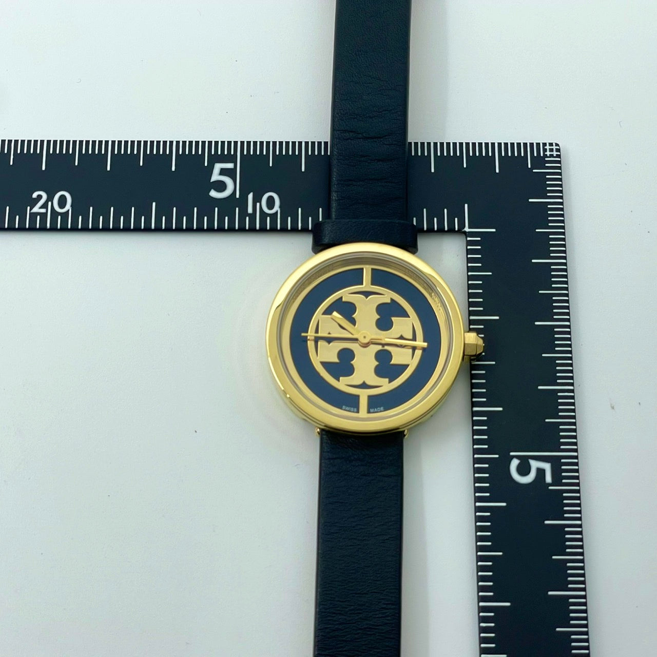 【電池交換/箱付き／未使用級】 TORY BURCH トリーバーチ 腕時計 TRB4019 レディース クオーツ アイコン ダブルTロゴ ゴールド ネイビー文字盤 ブラックレザーベルト スタイリッシュ エレガント SWISS MADE 人気モデル 箱付き クリーニング済み G 美品