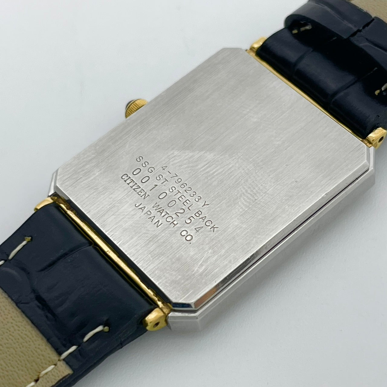 【電池交換済／新品ベルト(社外品)】美品 シチズン citizen エクシード 腕時計 4-796233 メンズ クオーツ 角型 ゴールド文字盤 ブラックレザーベルト ビンテージ アンティーク ドレスウォッチ 薄型 エレガント クラシック 高級モデル クリーニング済み G2