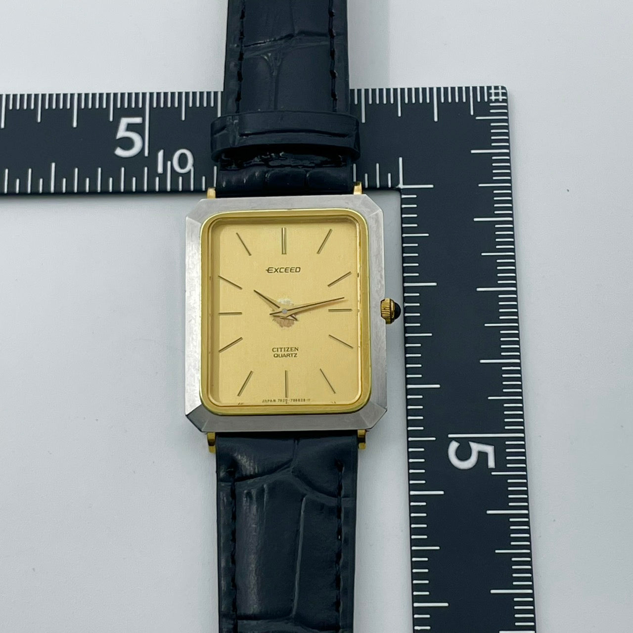 【電池交換済／新品ベルト(社外品)】美品 シチズン citizen エクシード 腕時計 4-796233 メンズ クオーツ 角型 ゴールド文字盤 ブラックレザーベルト ビンテージ アンティーク ドレスウォッチ 薄型 エレガント クラシック 高級モデル クリーニング済み G2