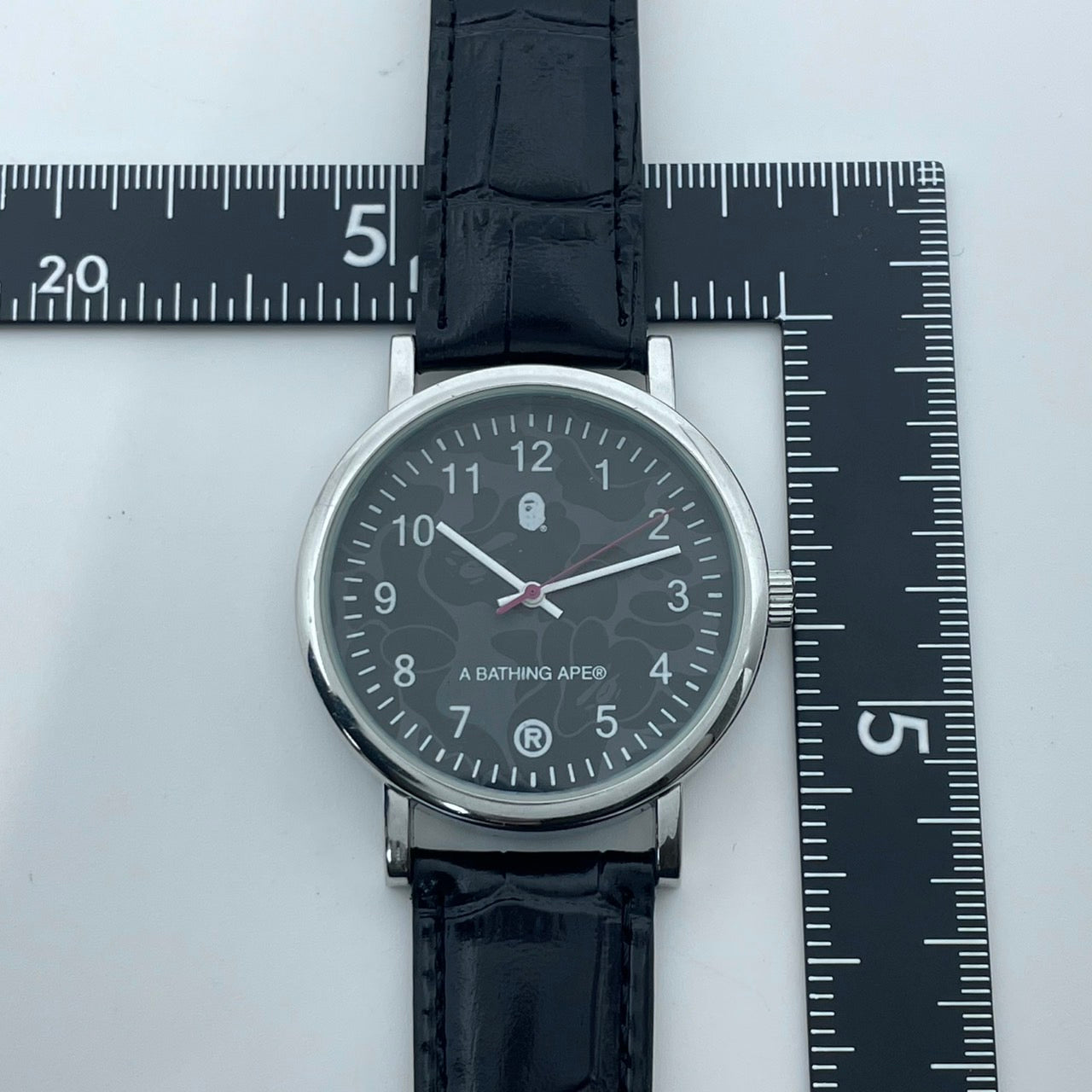 【電池交換済／新品ベルト(社外品)】美品 アベイシングエイプ 腕時計 メンズ クオーツ ブラック文字盤 BAPE CAMO 猿カモ アナログ ストリートファッションウォッチ ラウンド シルバーケース カジュアル 人気モデル クリーニング済み G2