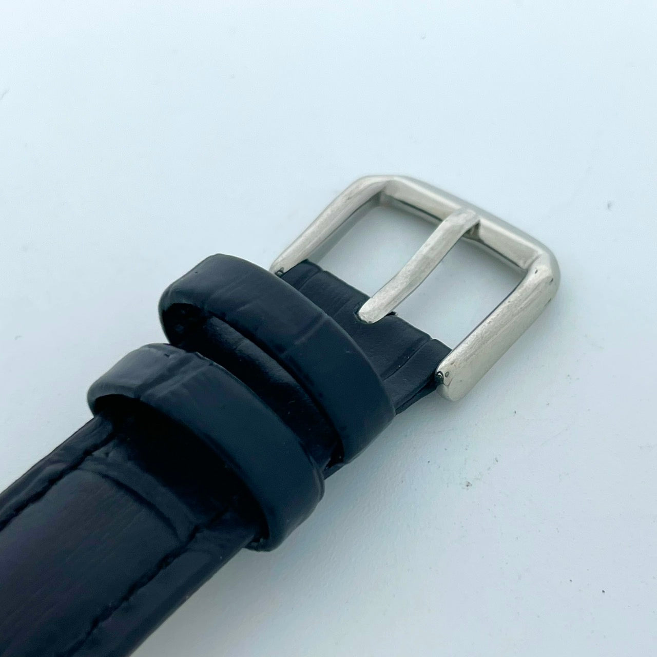 【電池交換済／新品ベルト(社外品)】美品 4℃ ヨンドシー 腕時計 202518 ユニセックス クオーツ アナログ 白文字盤 黒レザーベルト シンプル ミニマルデザイン エレガント ジュエリーウォッチ ファッションウォッチ 人気モデル クリーニング済 G2