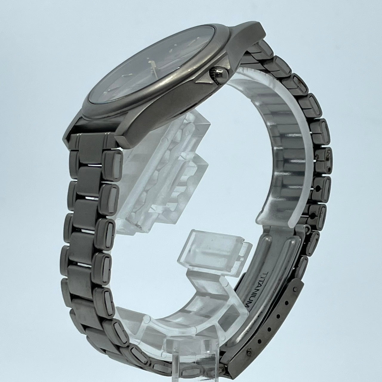 【電池交換済】クリスチャンドマーニ 腕時計 CD-1170T メンズ チタンモデル クオーツ グレー文字盤 ゴールド針 デイト アナログ 軽量 ビジネスウォッチ ドレスウォッチ エレガント 10気圧防水 人気モデル クリーニング済み G2