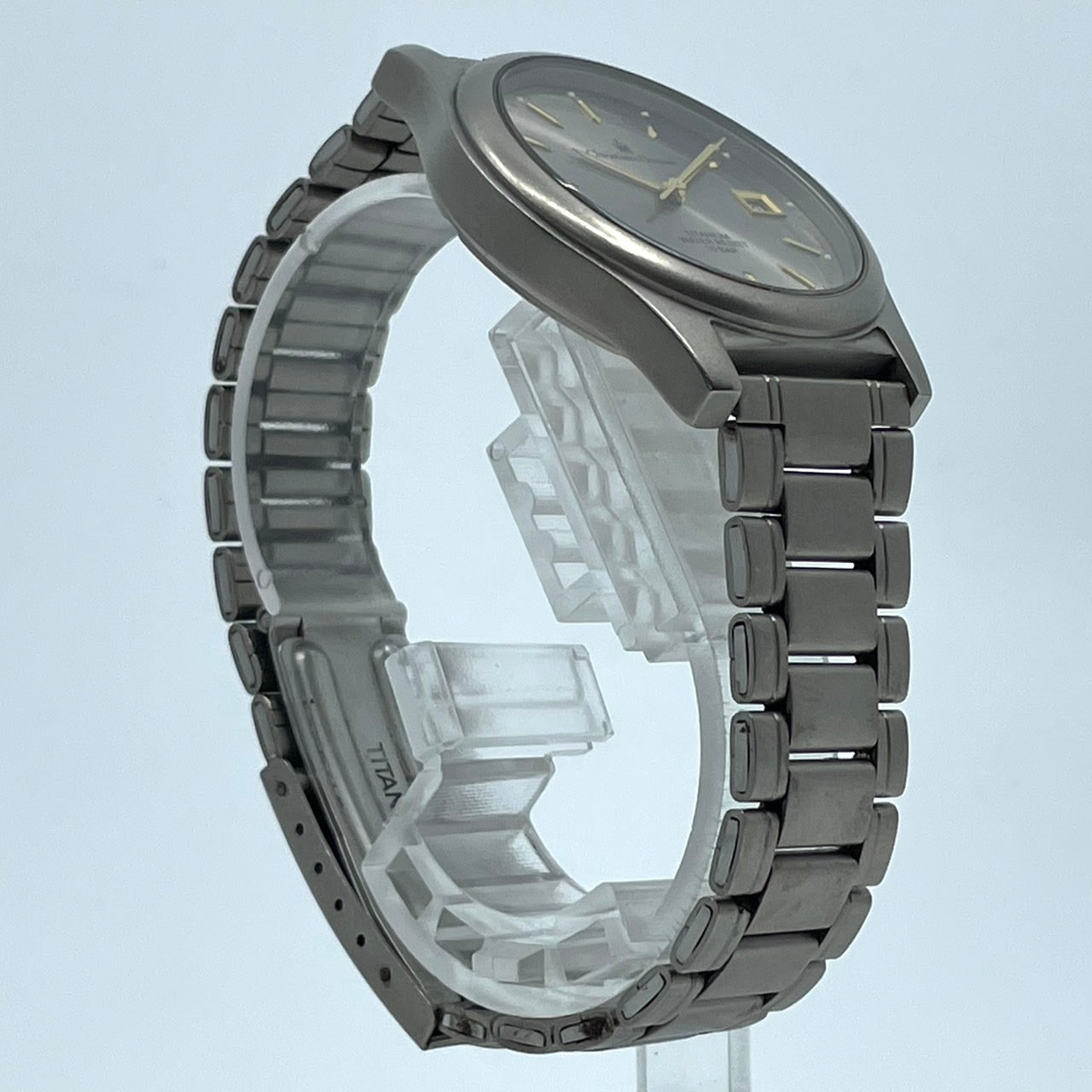 【電池交換済】クリスチャンドマーニ 腕時計 CD-1170T メンズ チタンモデル クオーツ グレー文字盤 ゴールド針 デイト アナログ 軽量 ビジネスウォッチ ドレスウォッチ エレガント 10気圧防水 人気モデル クリーニング済み G2