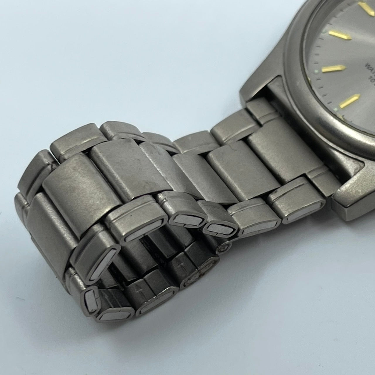 【電池交換済】クリスチャンドマーニ 腕時計 CD-1170T メンズ チタンモデル クオーツ グレー文字盤 ゴールド針 デイト アナログ 軽量 ビジネスウォッチ ドレスウォッチ エレガント 10気圧防水 人気モデル クリーニング済み G2