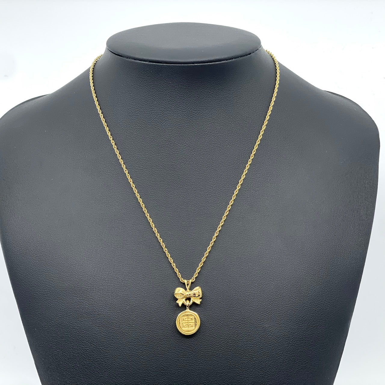 美品 GIVENCHY ジバンシー ネックレス ペンダント リボンモチーフ G4ロゴ ゴールドカラー ヴィンテージ アクセサリー ジュエリー レディース I1