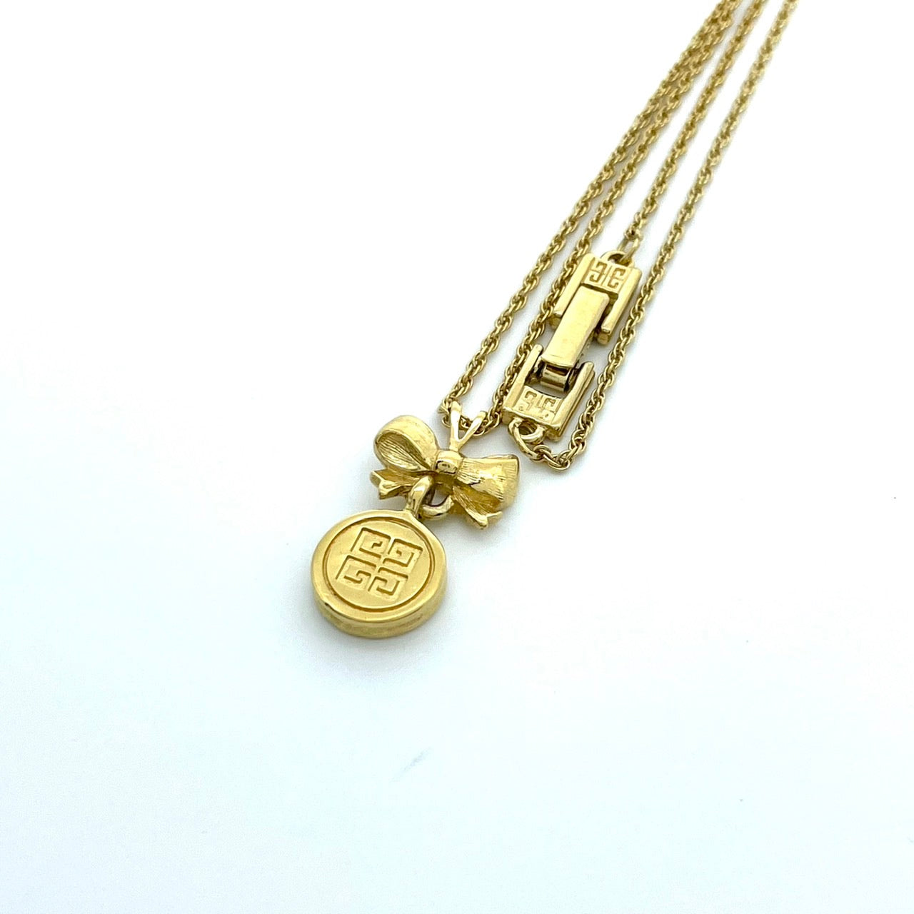 美品 GIVENCHY ジバンシー ネックレス ペンダント リボンモチーフ G4ロゴ ゴールドカラー ヴィンテージ アクセサリー ジュエリー レディース I1
