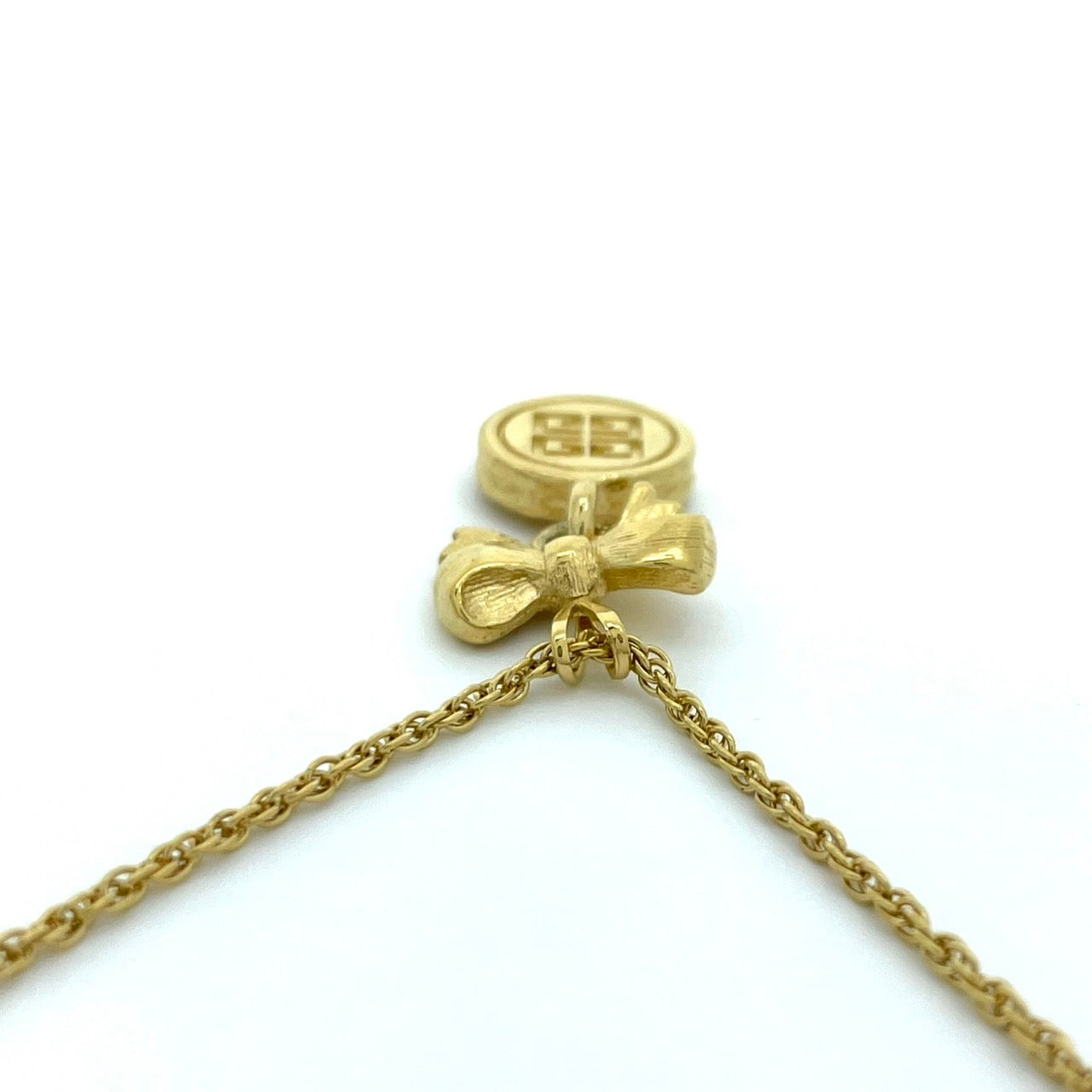 美品 GIVENCHY ジバンシー ネックレス ペンダント リボンモチーフ G4ロゴ ゴールドカラー ヴィンテージ アクセサリー ジュエリー レディース I1
