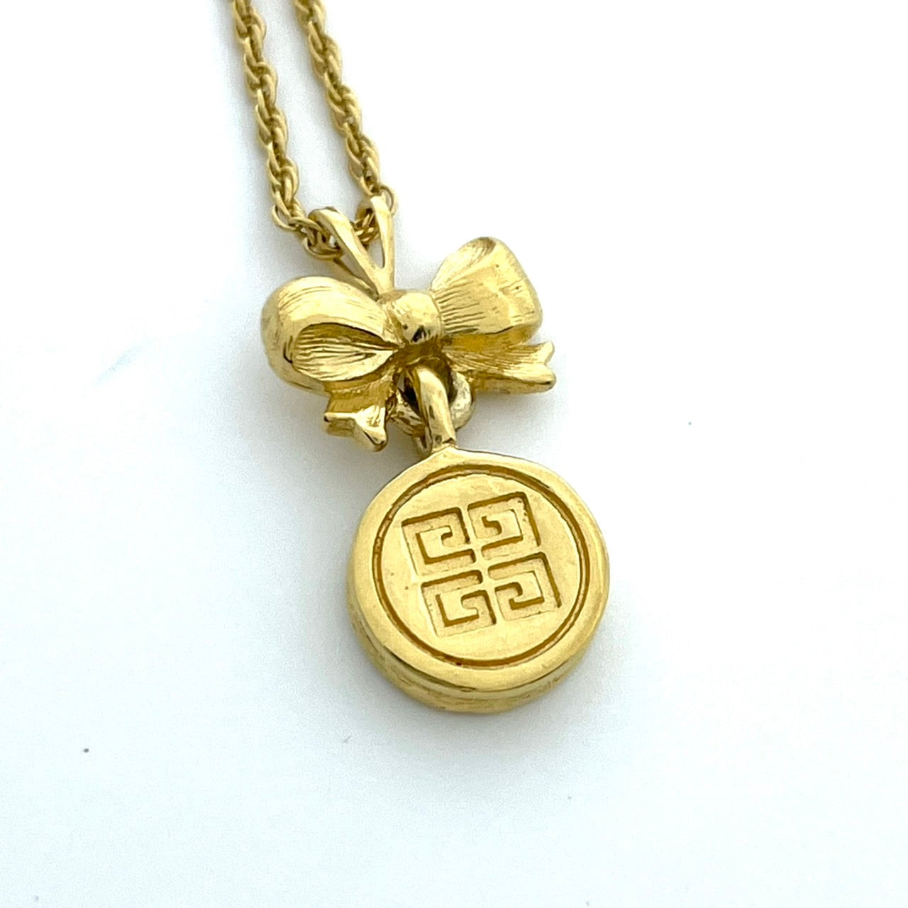 美品 GIVENCHY ジバンシー ネックレス ペンダント リボンモチーフ G4ロゴ ゴールドカラー ヴィンテージ アクセサリー ジュエリー レディース I1