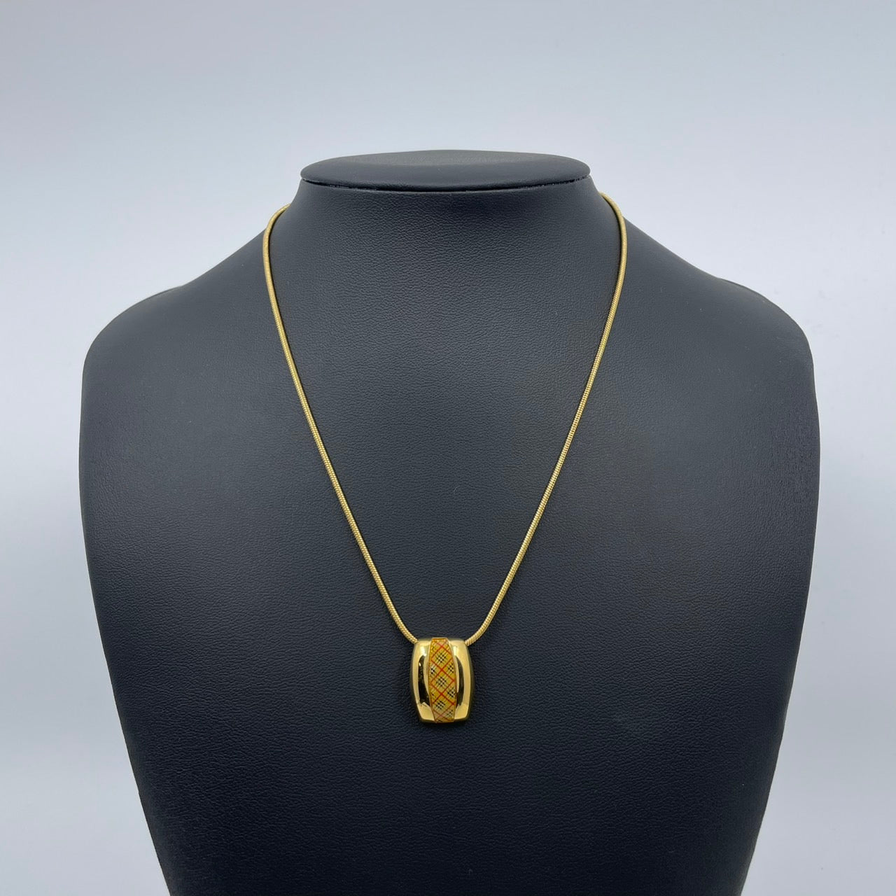 美品 BURBERRY バーバリー ヴィンテージ ネックレス ペンダント ノバチェック スクエア ゴールドカラー アクセサリー ジュエリー レディース アジャスター付き I1