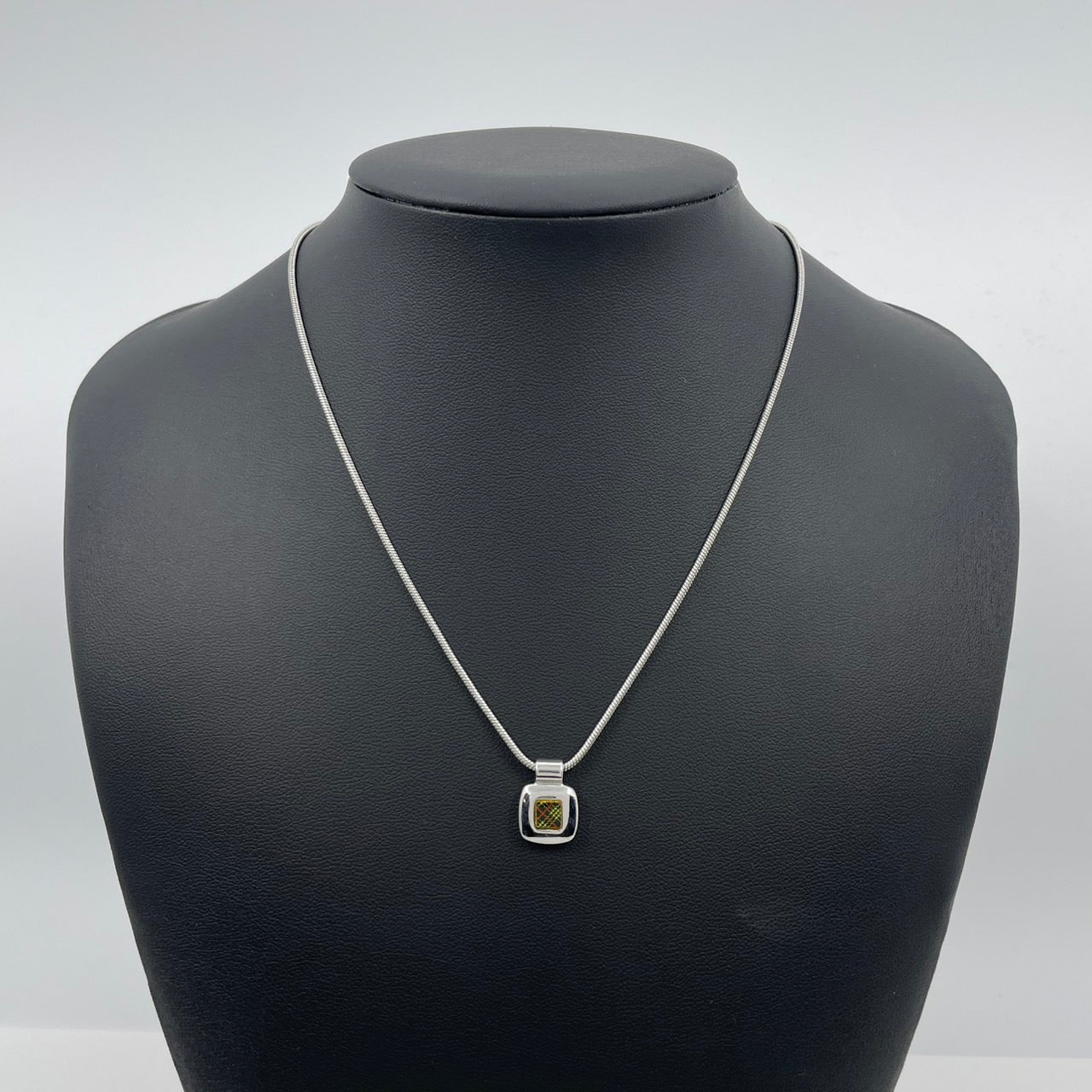 美品 BURBERRY バーバリー ヴィンテージ ネックレス ペンダント ノバチェック スクエア シルバーカラー アクセサリー ジュエリー レディース アジャスター付き I1