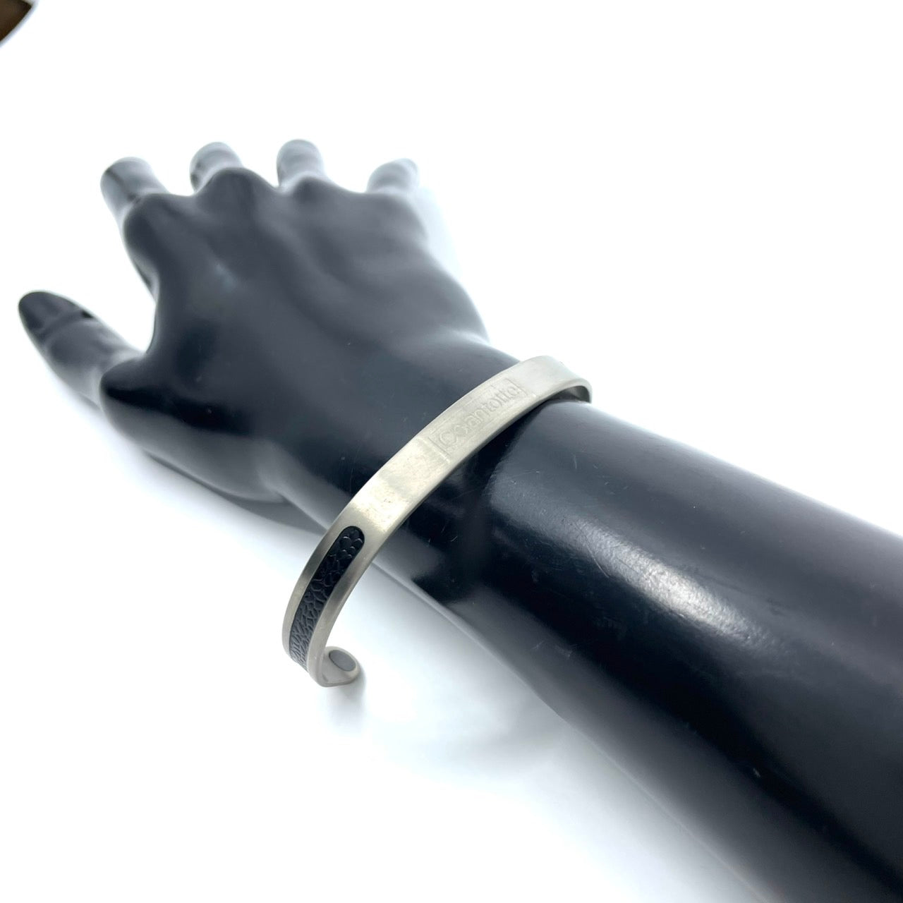 美品 ColanTotte コラントッテ ブレスレット バングル シルバーカラー マグチタン ブラック 黒 アクセサリー メンズ I1