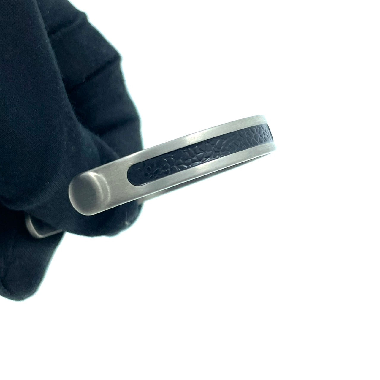 美品 ColanTotte コラントッテ ブレスレット バングル シルバーカラー マグチタン ブラック 黒 アクセサリー メンズ I1