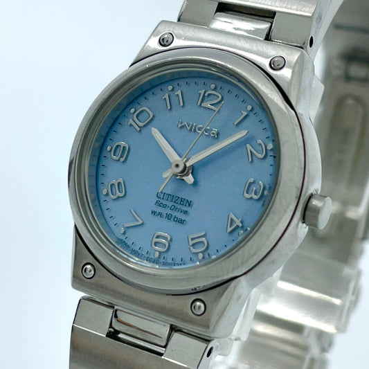 【稼働品】シチズン ウィッカ 腕時計 E030-S001935 エコドライブ レディース ソーラー ブルー文字盤 アナログ かわいい フェミニン カジュアル ビジネス オフィス 人気モデル 10気圧防水 シルバー 洗練デザイン クリーニング済み G4