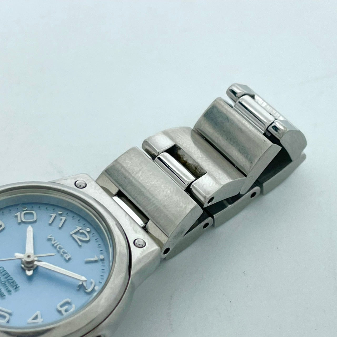 【稼働品】シチズン ウィッカ 腕時計 E030-S001935 エコドライブ レディース ソーラー ブルー文字盤 アナログ かわいい フェミニン カジュアル ビジネス オフィス 人気モデル 10気圧防水 シルバー 洗練デザイン クリーニング済み G4