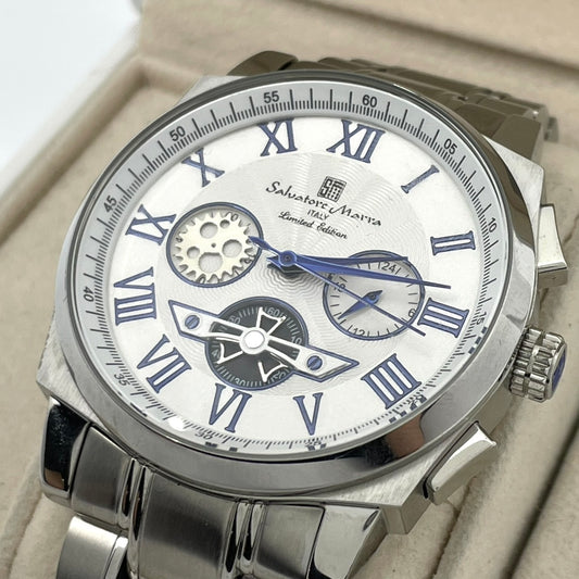 【電池交換済／稼働品／美品】Salvatore Marra サルバトーレマーラ メンズ 腕時計 クロノグラフ 限定モデル シルバー ホワイト文字盤 ブルー針 ローマンインデックス 多機能 クオーツ アナログ クラシック エレガント ビジネス 高級感 G4