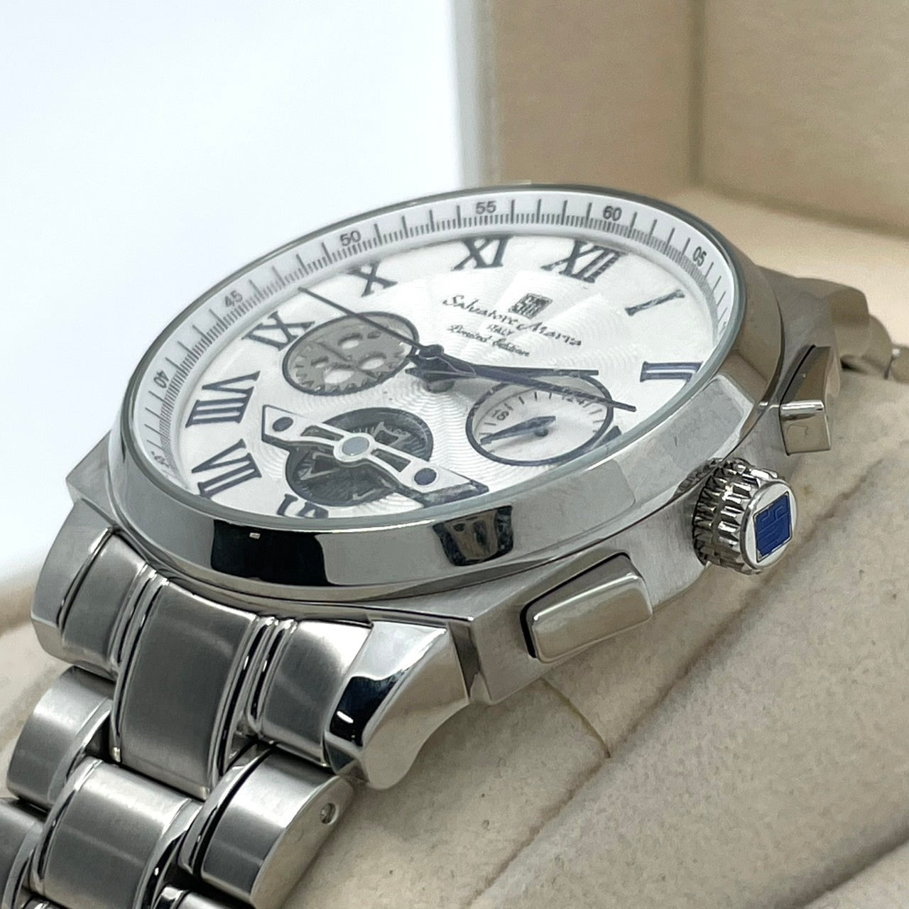 【電池交換済／稼働品／美品】Salvatore Marra サルバトーレマーラ メンズ 腕時計 クロノグラフ 限定モデル シルバー ホワイト文字盤 ブルー針 ローマンインデックス 多機能 クオーツ アナログ クラシック エレガント ビジネス 高級感 G4