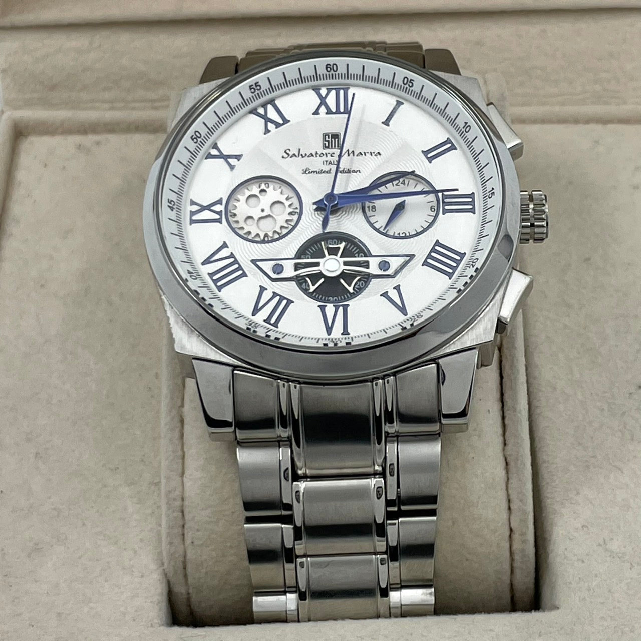 【電池交換済／稼働品／美品】Salvatore Marra サルバトーレマーラ メンズ 腕時計 クロノグラフ 限定モデル シルバー ホワイト文字盤 ブルー針 ローマンインデックス 多機能 クオーツ アナログ クラシック エレガント ビジネス 高級感 G4