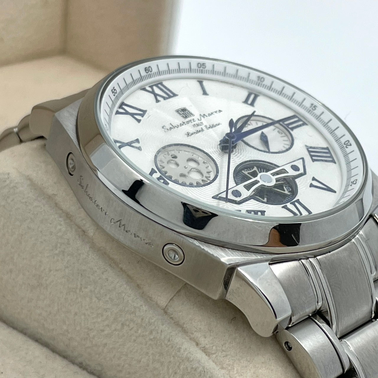 【電池交換済／稼働品／美品】Salvatore Marra サルバトーレマーラ メンズ 腕時計 クロノグラフ 限定モデル シルバー ホワイト文字盤 ブルー針 ローマンインデックス 多機能 クオーツ アナログ クラシック エレガント ビジネス 高級感 G4
