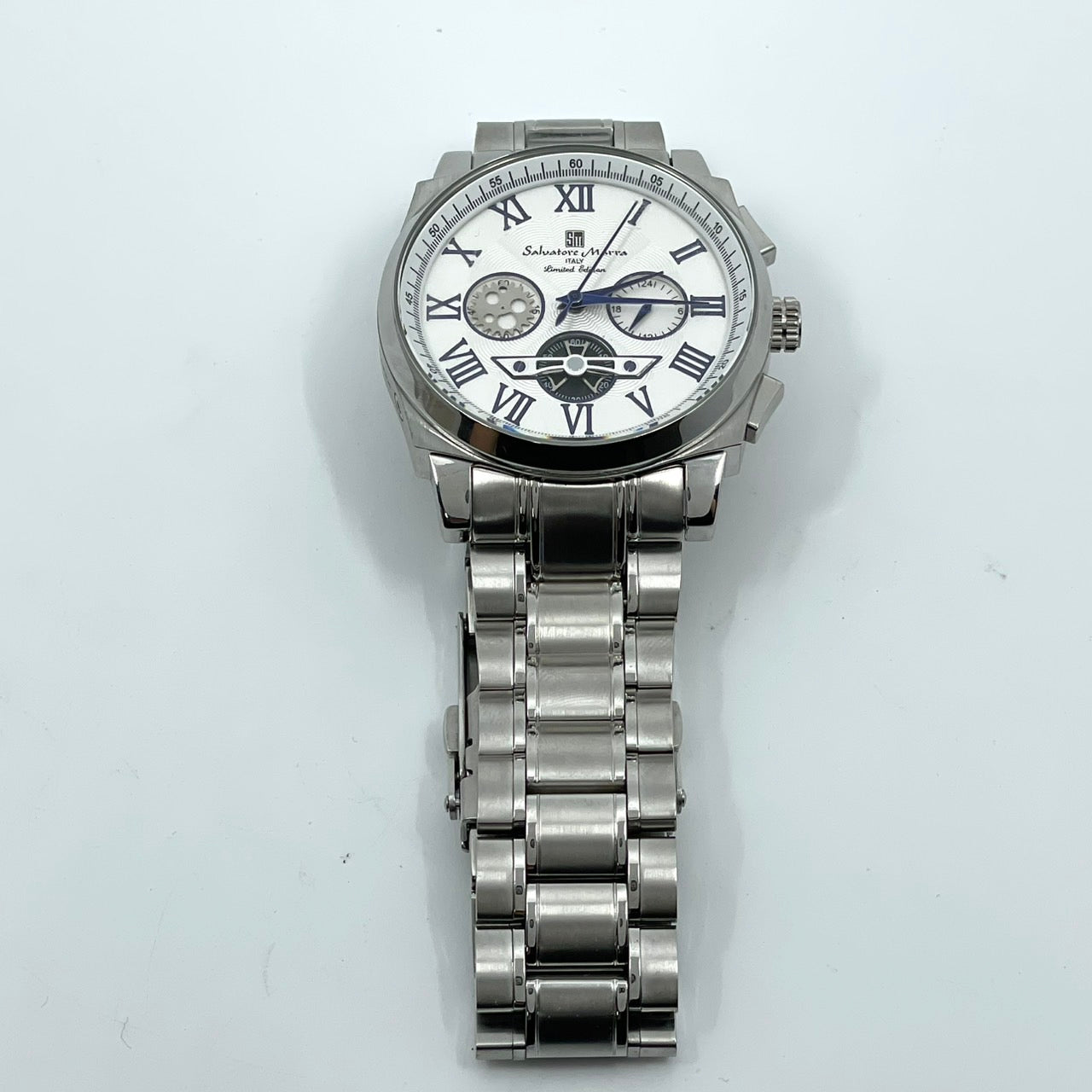 【電池交換済／稼働品／美品】Salvatore Marra サルバトーレマーラ メンズ 腕時計 クロノグラフ 限定モデル シルバー ホワイト文字盤 ブルー針 ローマンインデックス 多機能 クオーツ アナログ クラシック エレガント ビジネス 高級感 G4