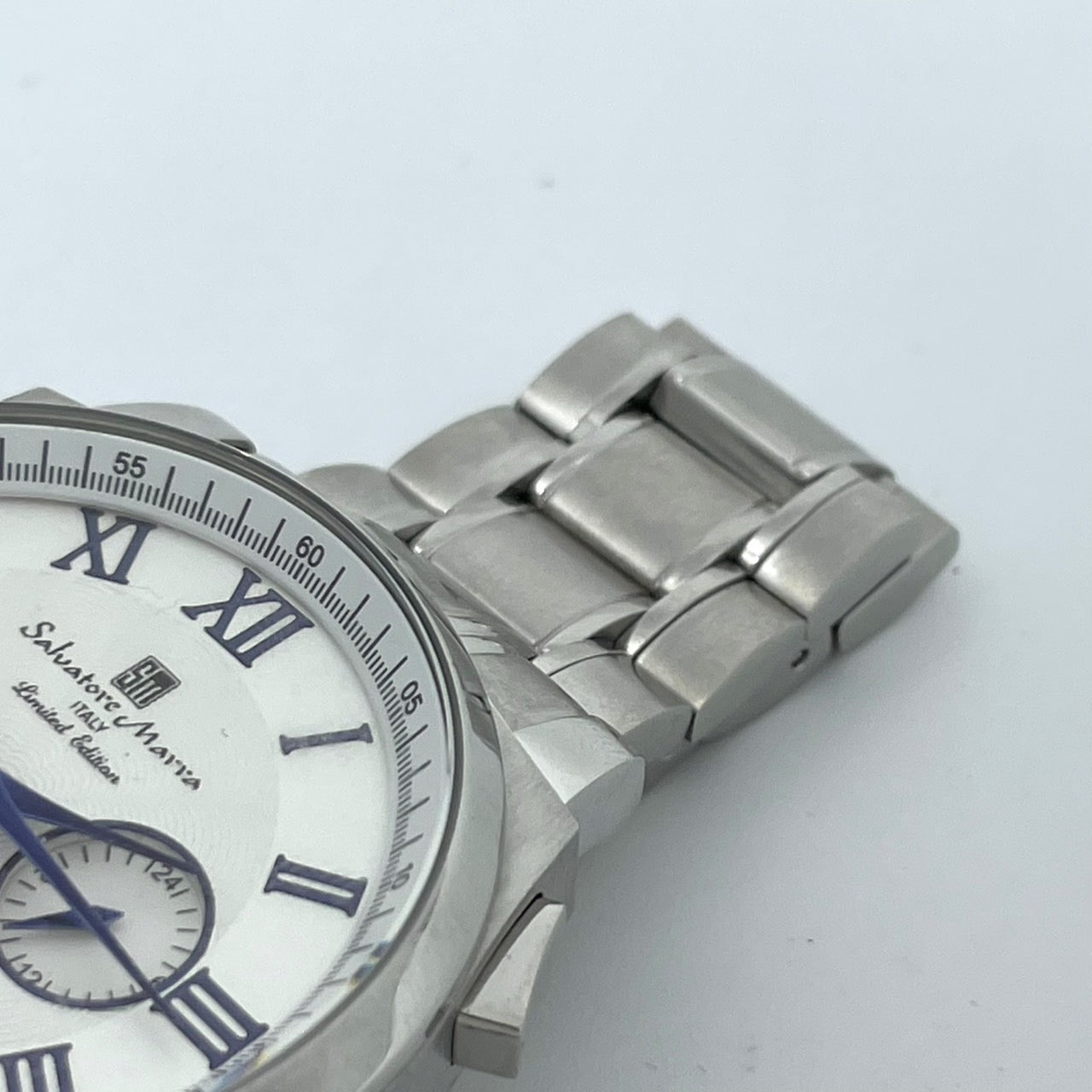【電池交換済／稼働品／美品】Salvatore Marra サルバトーレマーラ メンズ 腕時計 クロノグラフ 限定モデル シルバー ホワイト文字盤 ブルー針 ローマンインデックス 多機能 クオーツ アナログ クラシック エレガント ビジネス 高級感 G4