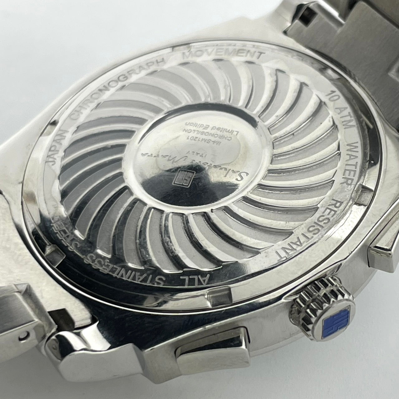 【電池交換済／稼働品／美品】Salvatore Marra サルバトーレマーラ メンズ 腕時計 クロノグラフ 限定モデル シルバー ホワイト文字盤 ブルー針 ローマンインデックス 多機能 クオーツ アナログ クラシック エレガント ビジネス 高級感 G4