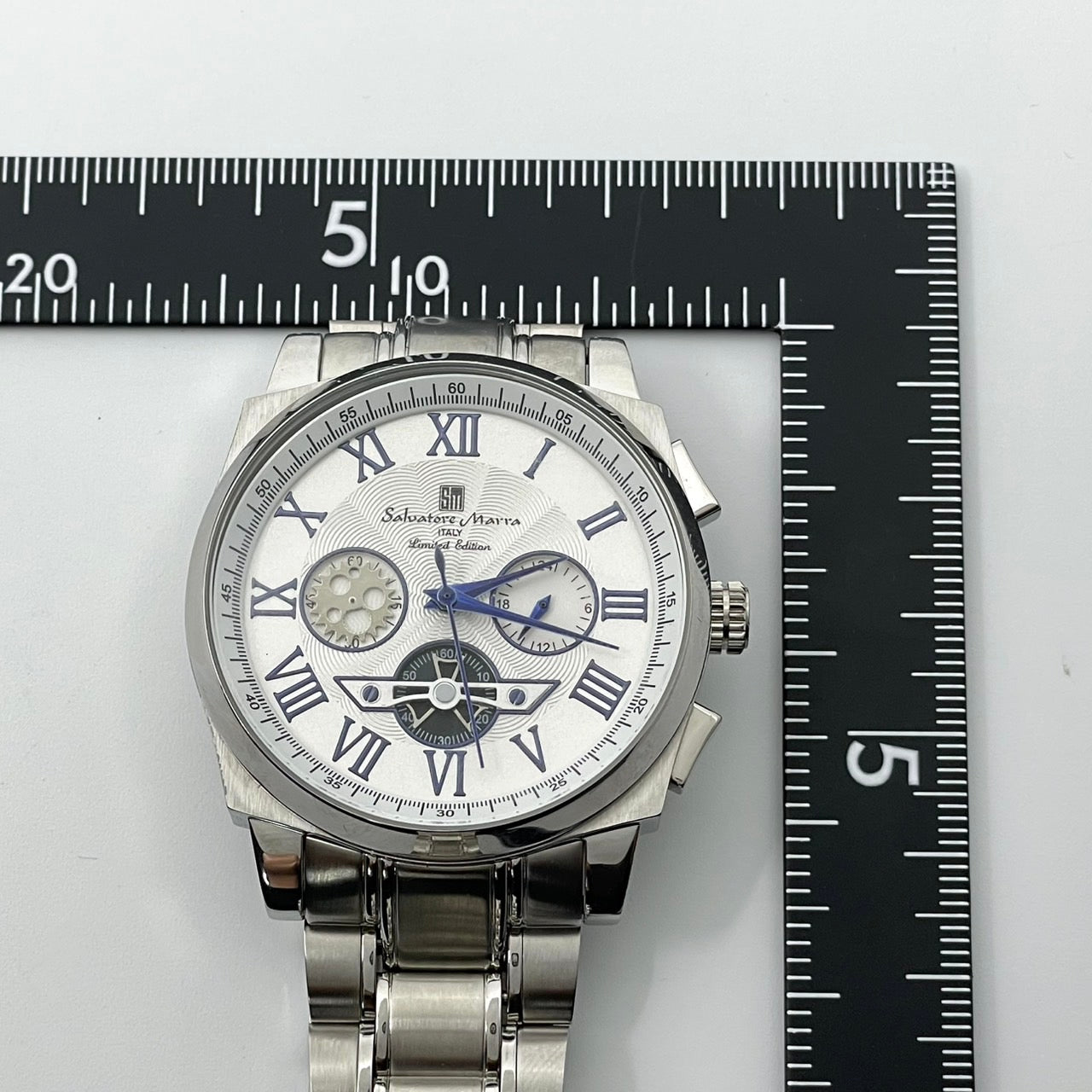 【電池交換済／稼働品／美品】Salvatore Marra サルバトーレマーラ メンズ 腕時計 クロノグラフ 限定モデル シルバー ホワイト文字盤 ブルー針 ローマンインデックス 多機能 クオーツ アナログ クラシック エレガント ビジネス 高級感 G4
