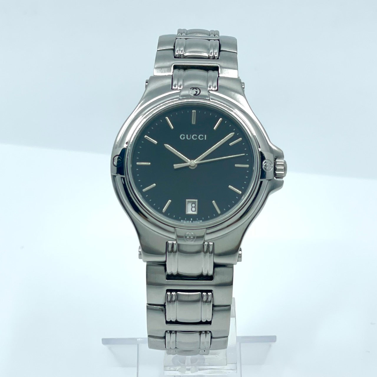 【電池交換済/稼働品】GUCCI グッチ 9040M メンズ 腕時計 シルバー ブラック文字盤 デイト表示 ラウンド Gロゴベゼル クオーツ アナログ スイス製 エレガント クラシック ビジネス ドレスウォッチ クリーニング済 G6 ヴィンテージ