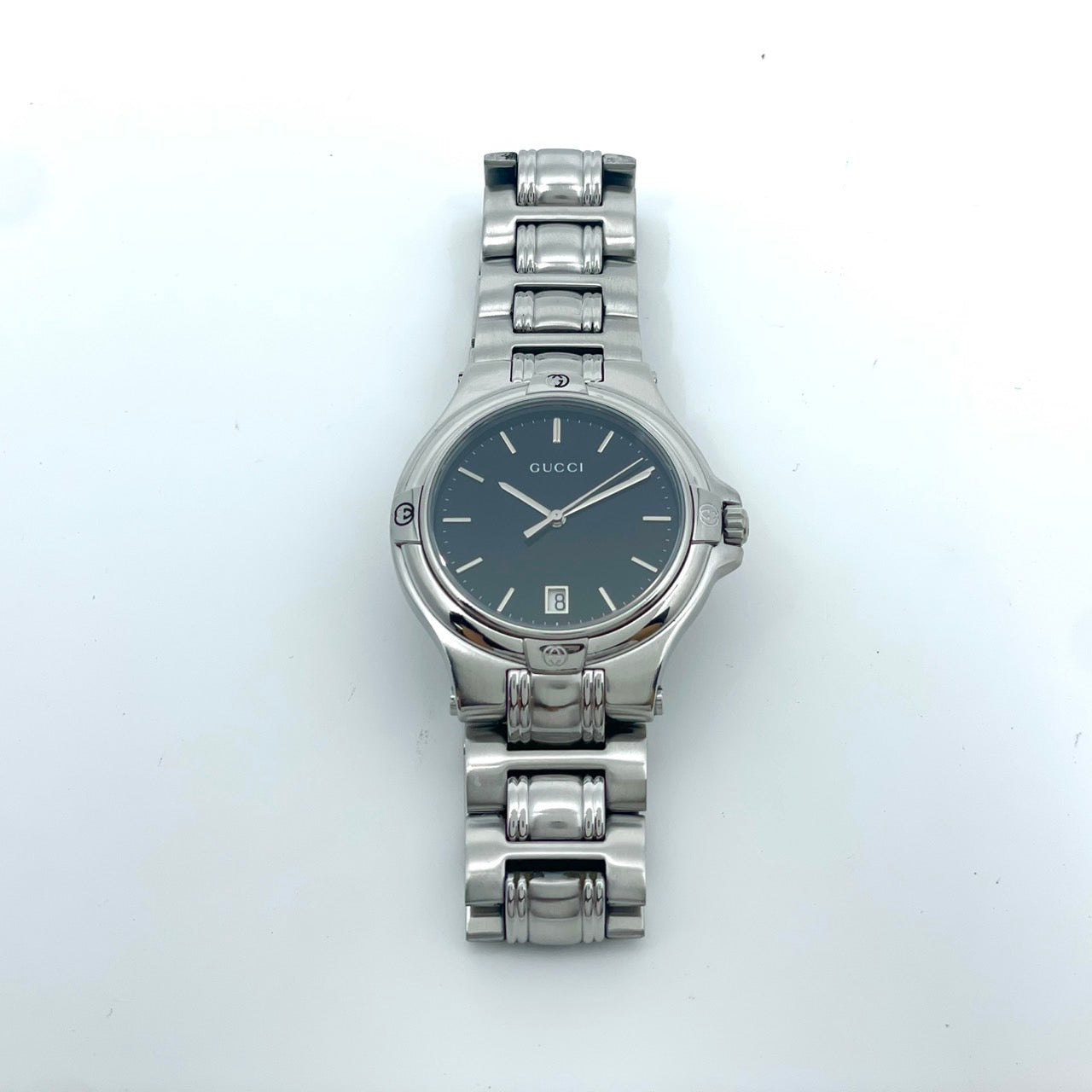 【電池交換済/稼働品】GUCCI グッチ 9040M メンズ 腕時計 シルバー ブラック文字盤 デイト表示 ラウンド Gロゴベゼル クオーツ アナログ スイス製 エレガント クラシック ビジネス ドレスウォッチ クリーニング済 G6 ヴィンテージ