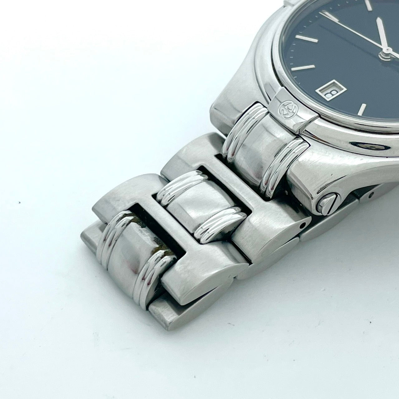 【電池交換済/稼働品】GUCCI グッチ 9040M メンズ 腕時計 シルバー ブラック文字盤 デイト表示 ラウンド Gロゴベゼル クオーツ アナログ スイス製 エレガント クラシック ビジネス ドレスウォッチ クリーニング済 G6 ヴィンテージ