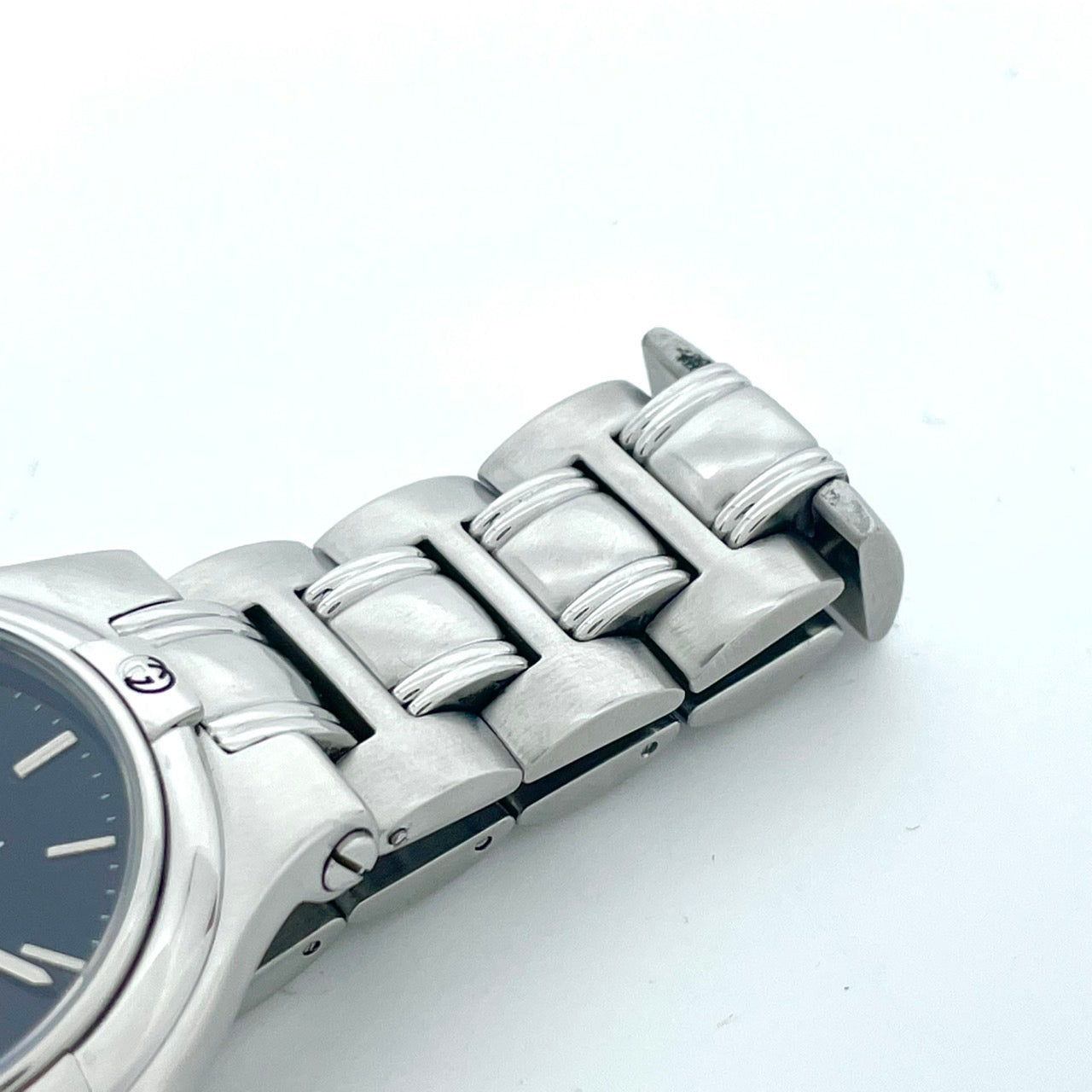 【電池交換済/稼働品】GUCCI グッチ 9040M メンズ 腕時計 シルバー ブラック文字盤 デイト表示 ラウンド Gロゴベゼル クオーツ アナログ スイス製 エレガント クラシック ビジネス ドレスウォッチ クリーニング済 G6 ヴィンテージ