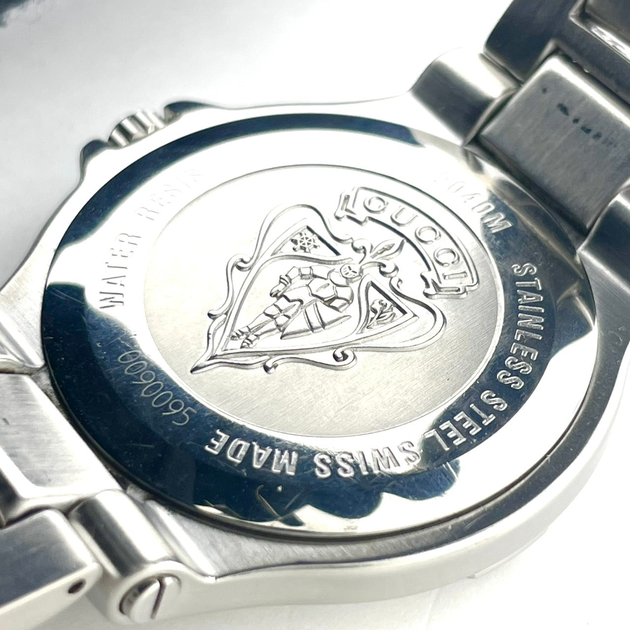 【電池交換済/稼働品】GUCCI グッチ 9040M メンズ 腕時計 シルバー ブラック文字盤 デイト表示 ラウンド Gロゴベゼル クオーツ アナログ スイス製 エレガント クラシック ビジネス ドレスウォッチ クリーニング済 G6 ヴィンテージ