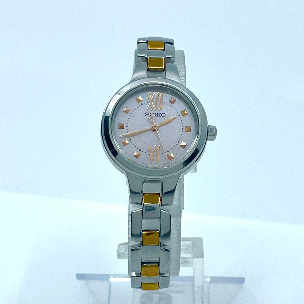 【稼働/美品】セイコー 腕時計 V117-0BH0 レディース ソーラー シルバー ピンク文字盤 ゴールドアクセント コンビ ラウンド ステンレス エレガント ドレスウォッチ クラシック ビジネス オフィス ファッションウォッチ クリーニング済 G6
