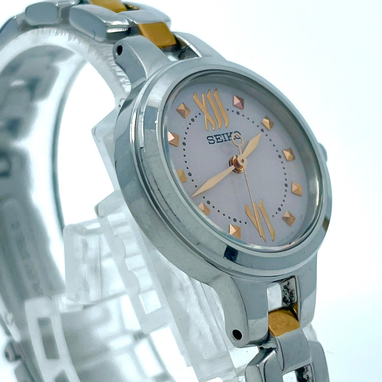 【稼働/美品】セイコー 腕時計 V117-0BH0 レディース ソーラー シルバー ピンク文字盤 ゴールドアクセント コンビ ラウンド ステンレス エレガント ドレスウォッチ クラシック ビジネス オフィス ファッションウォッチ クリーニング済 G6