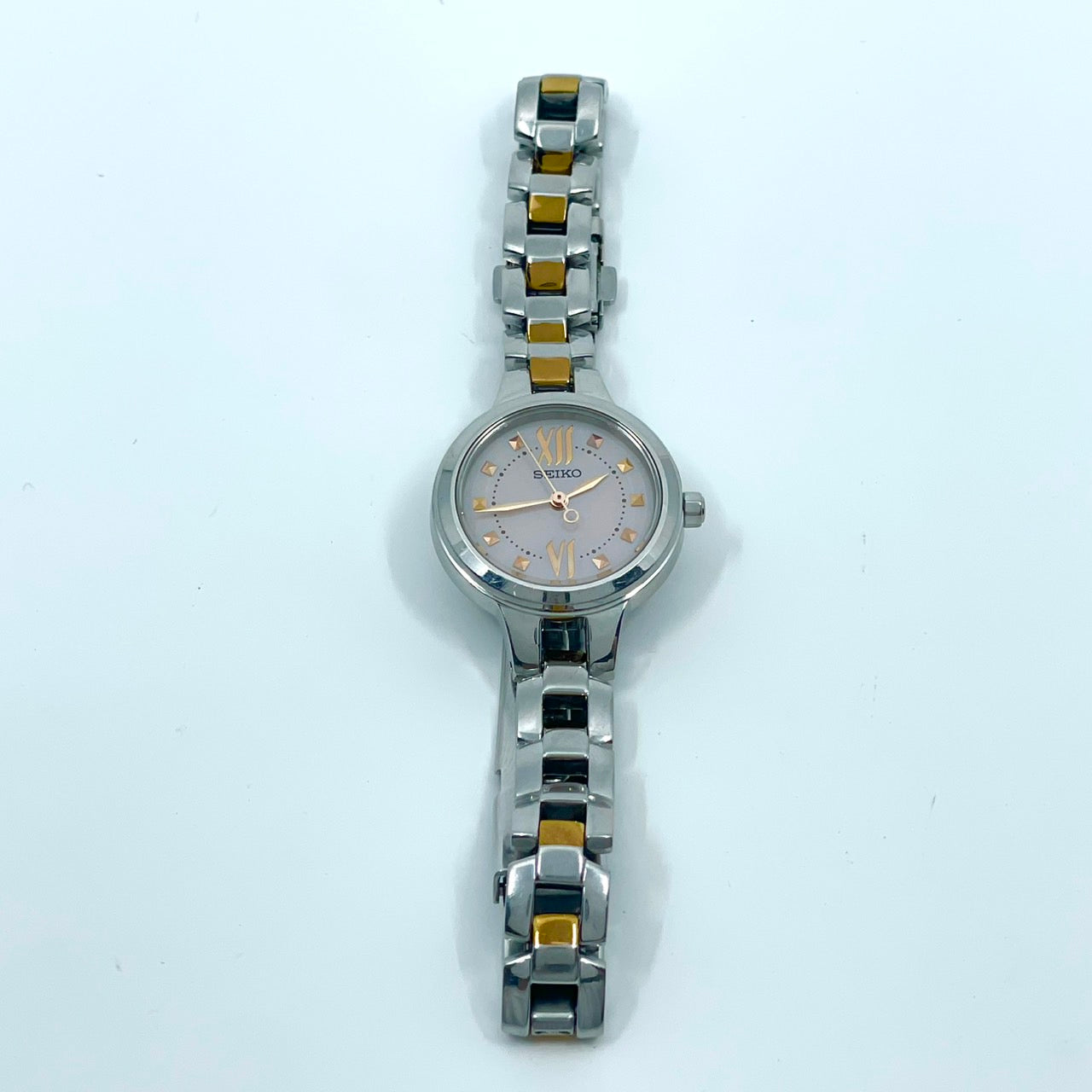 【稼働/美品】セイコー 腕時計 V117-0BH0 レディース ソーラー シルバー ピンク文字盤 ゴールドアクセント コンビ ラウンド ステンレス エレガント ドレスウォッチ クラシック ビジネス オフィス ファッションウォッチ クリーニング済 G6