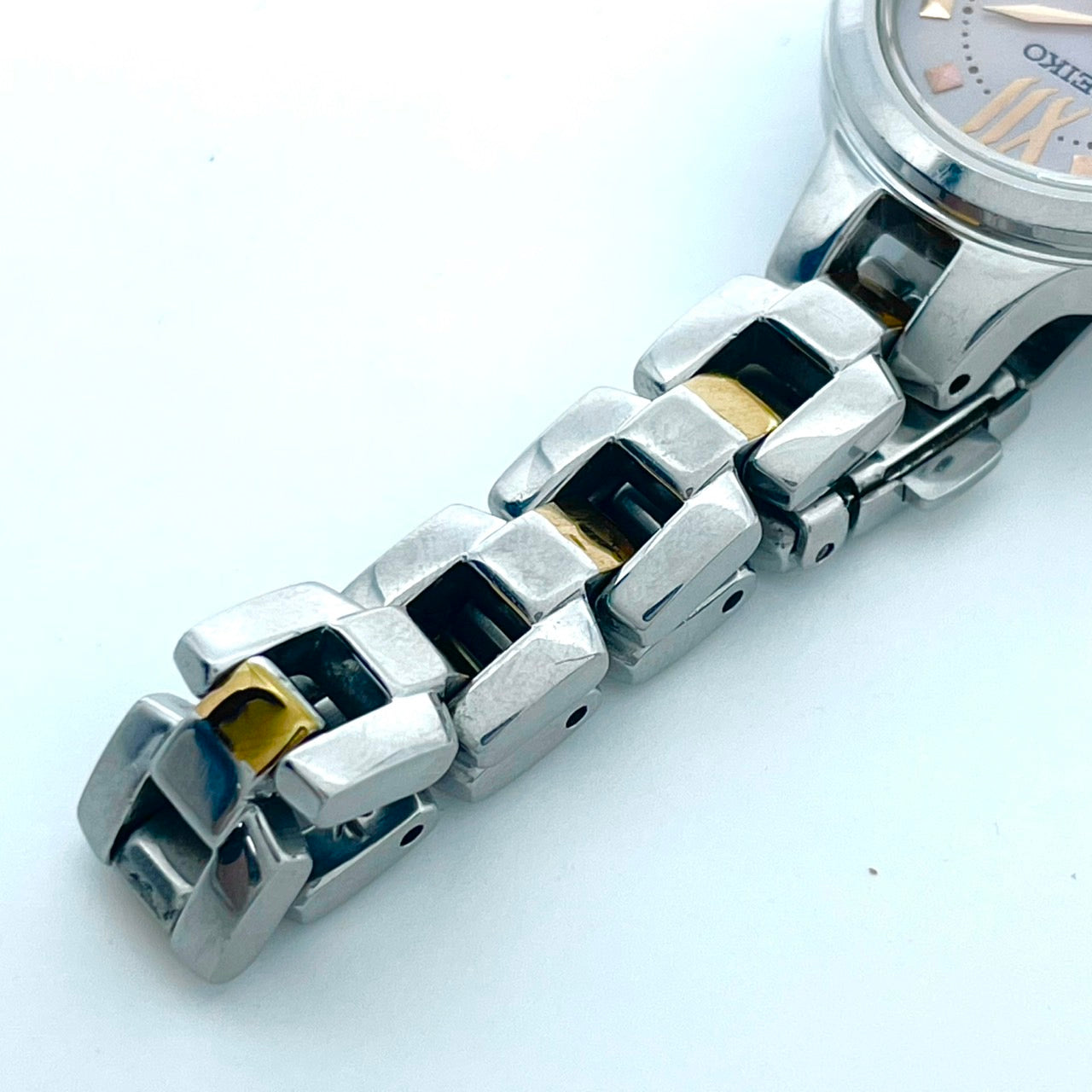 【稼働/美品】セイコー 腕時計 V117-0BH0 レディース ソーラー シルバー ピンク文字盤 ゴールドアクセント コンビ ラウンド ステンレス エレガント ドレスウォッチ クラシック ビジネス オフィス ファッションウォッチ クリーニング済 G6