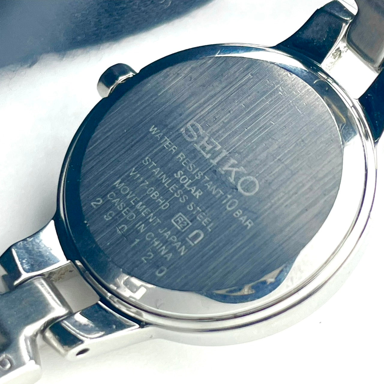 【稼働/美品】セイコー 腕時計 V117-0BH0 レディース ソーラー シルバー ピンク文字盤 ゴールドアクセント コンビ ラウンド ステンレス エレガント ドレスウォッチ クラシック ビジネス オフィス ファッションウォッチ クリーニング済 G6