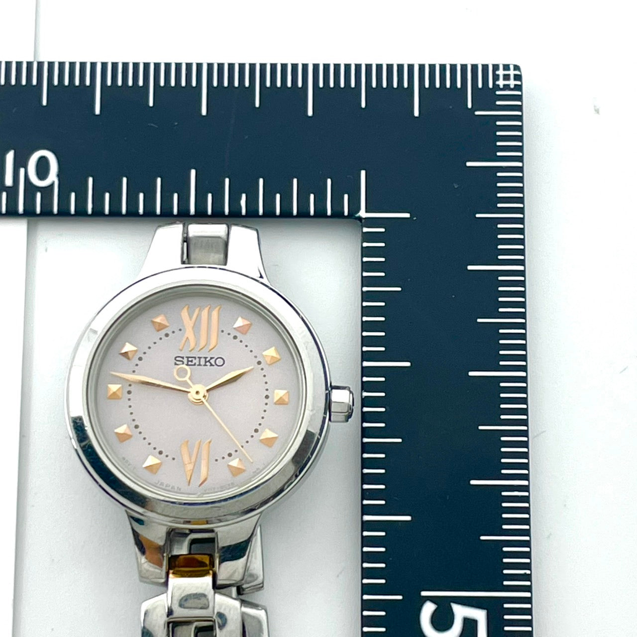 【稼働/美品】セイコー 腕時計 V117-0BH0 レディース ソーラー シルバー ピンク文字盤 ゴールドアクセント コンビ ラウンド ステンレス エレガント ドレスウォッチ クラシック ビジネス オフィス ファッションウォッチ クリーニング済 G6