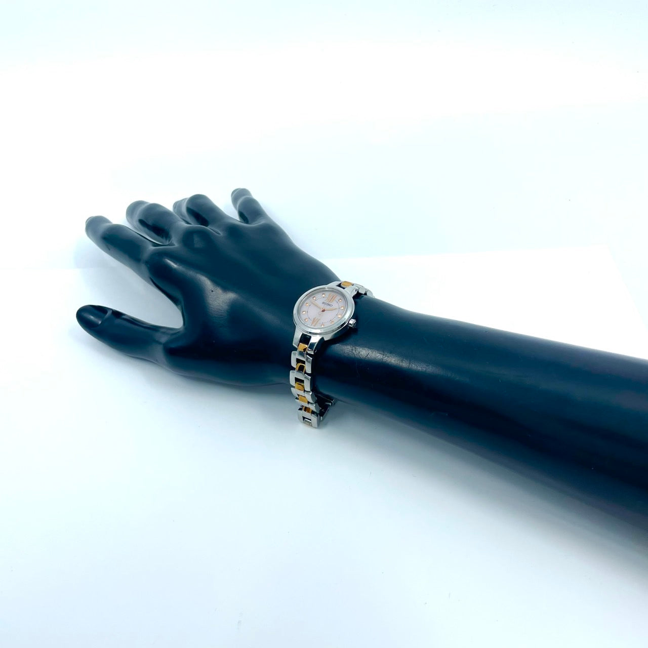 【稼働/美品】セイコー 腕時計 V117-0BH0 レディース ソーラー シルバー ピンク文字盤 ゴールドアクセント コンビ ラウンド ステンレス エレガント ドレスウォッチ クラシック ビジネス オフィス ファッションウォッチ クリーニング済 G6