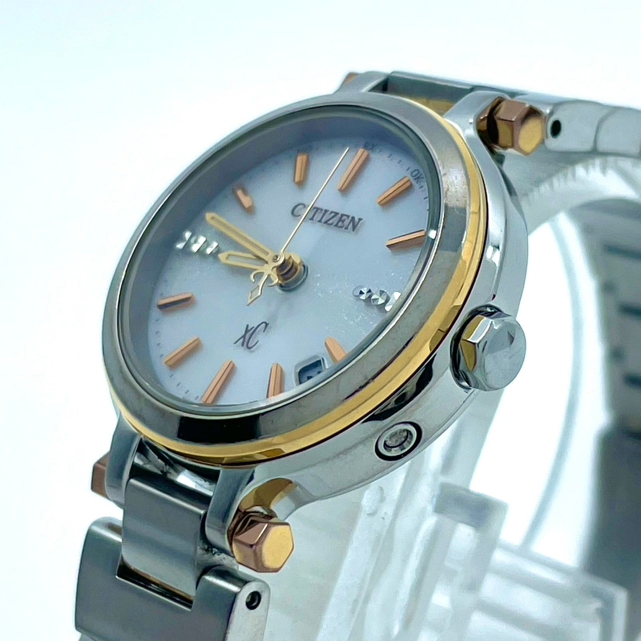 【稼働/美品】シチズン XC クロスシー 腕時計 H058-T017908 レディース エコドライブ ソーラー電波 シルバー ゴールド コンビ デイト表示 ラウンド ダイヤモンド エレガント ドレスウォッチ ビジネス クリーニング済 G6