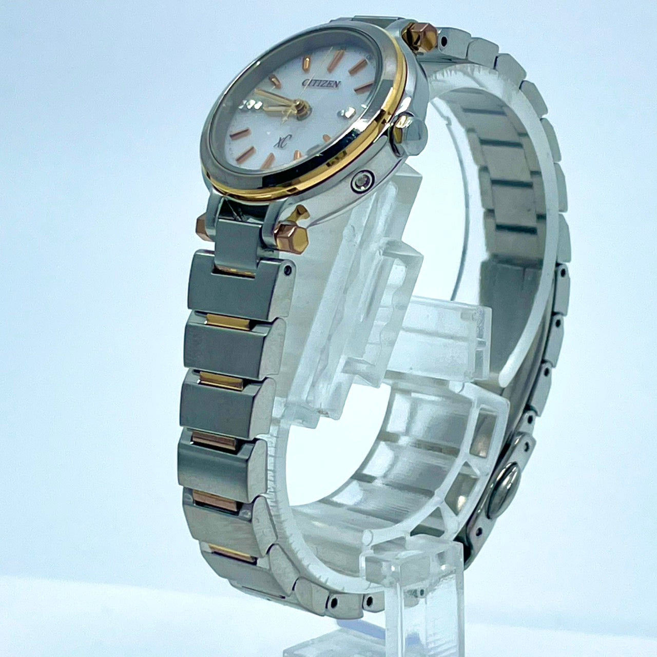 【稼働/美品】シチズン XC クロスシー 腕時計 H058-T017908 レディース エコドライブ ソーラー電波 シルバー ゴールド コンビ デイト表示 ラウンド ダイヤモンド エレガント ドレスウォッチ ビジネス クリーニング済 G6