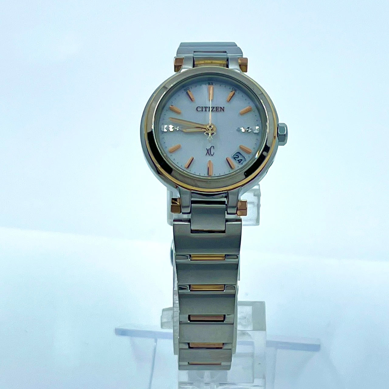 【稼働/美品】シチズン XC クロスシー 腕時計 H058-T017908 レディース エコドライブ ソーラー電波 シルバー ゴールド コンビ デイト表示 ラウンド ダイヤモンド エレガント ドレスウォッチ ビジネス クリーニング済 G6