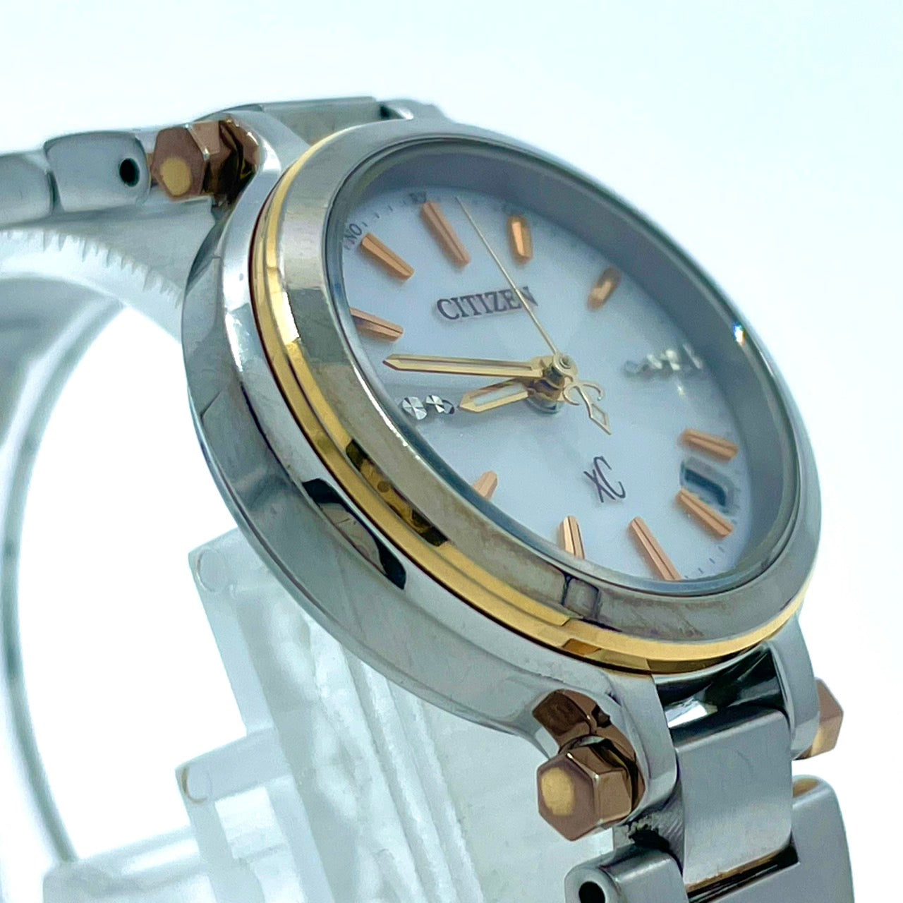 【稼働/美品】シチズン XC クロスシー 腕時計 H058-T017908 レディース エコドライブ ソーラー電波 シルバー ゴールド コンビ デイト表示 ラウンド ダイヤモンド エレガント ドレスウォッチ ビジネス クリーニング済 G6