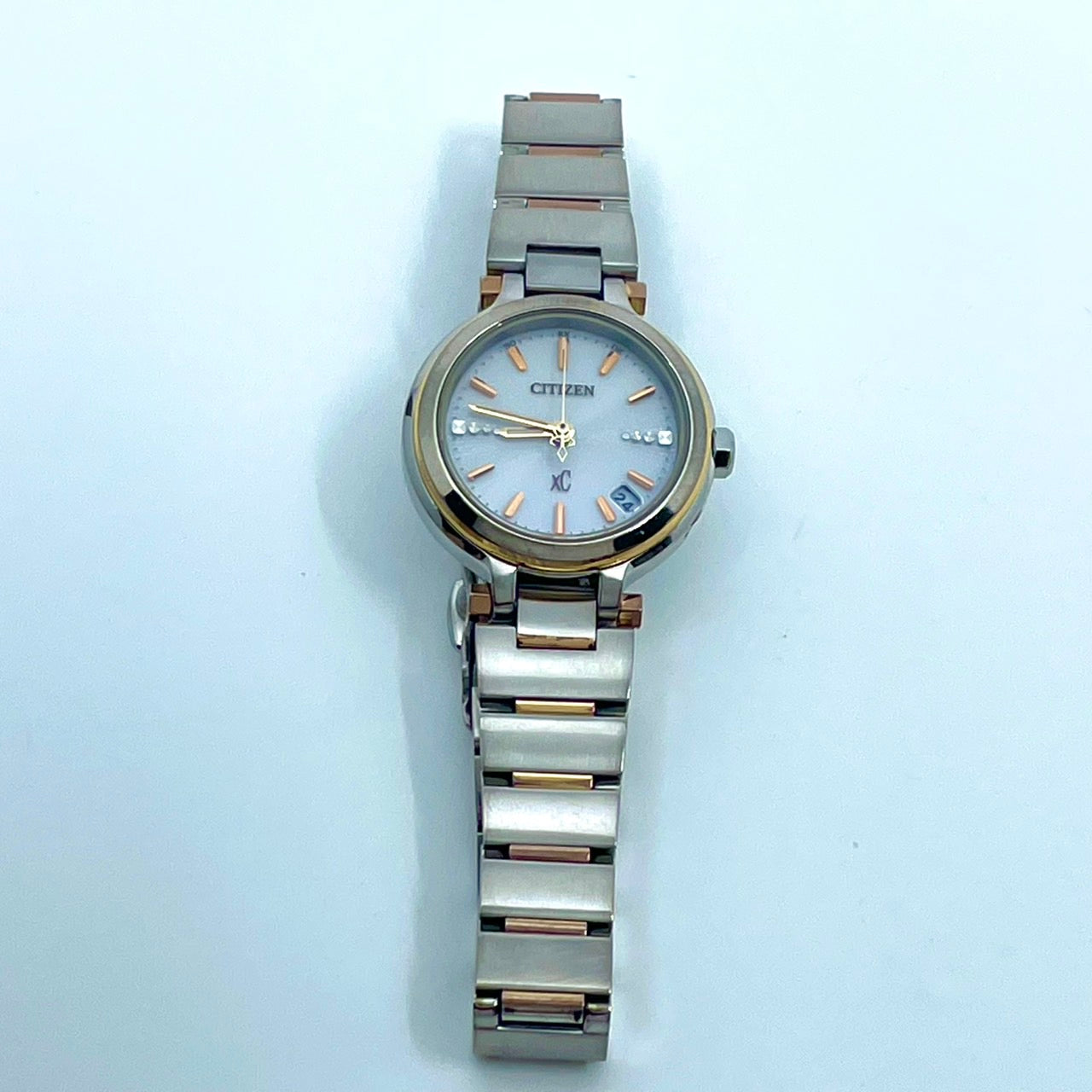 【稼働/美品】シチズン XC クロスシー 腕時計 H058-T017908 レディース エコドライブ ソーラー電波 シルバー ゴールド コンビ デイト表示 ラウンド ダイヤモンド エレガント ドレスウォッチ ビジネス クリーニング済 G6