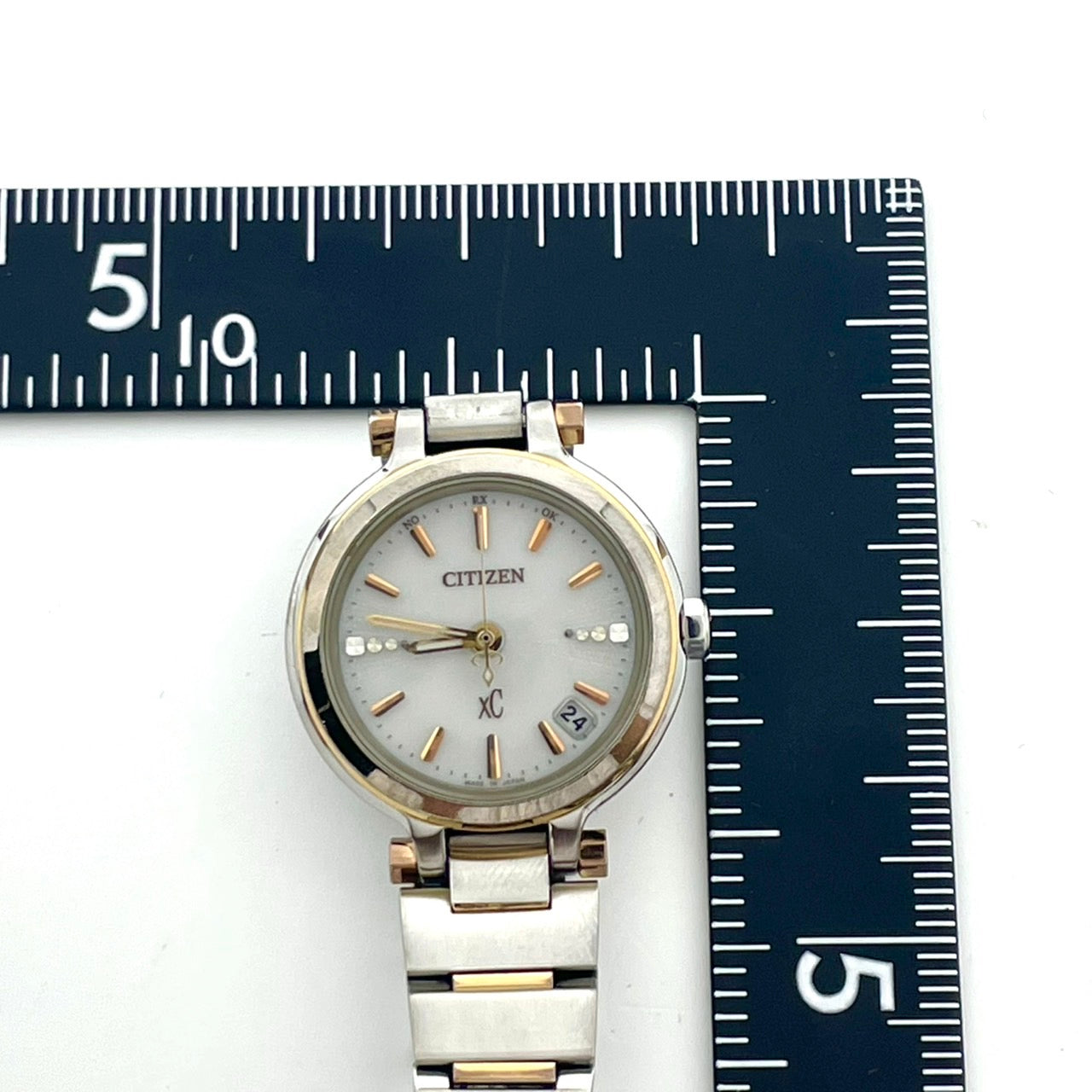 【稼働/美品】シチズン XC クロスシー 腕時計 H058-T017908 レディース エコドライブ ソーラー電波 シルバー ゴールド コンビ デイト表示 ラウンド ダイヤモンド エレガント ドレスウォッチ ビジネス クリーニング済 G6