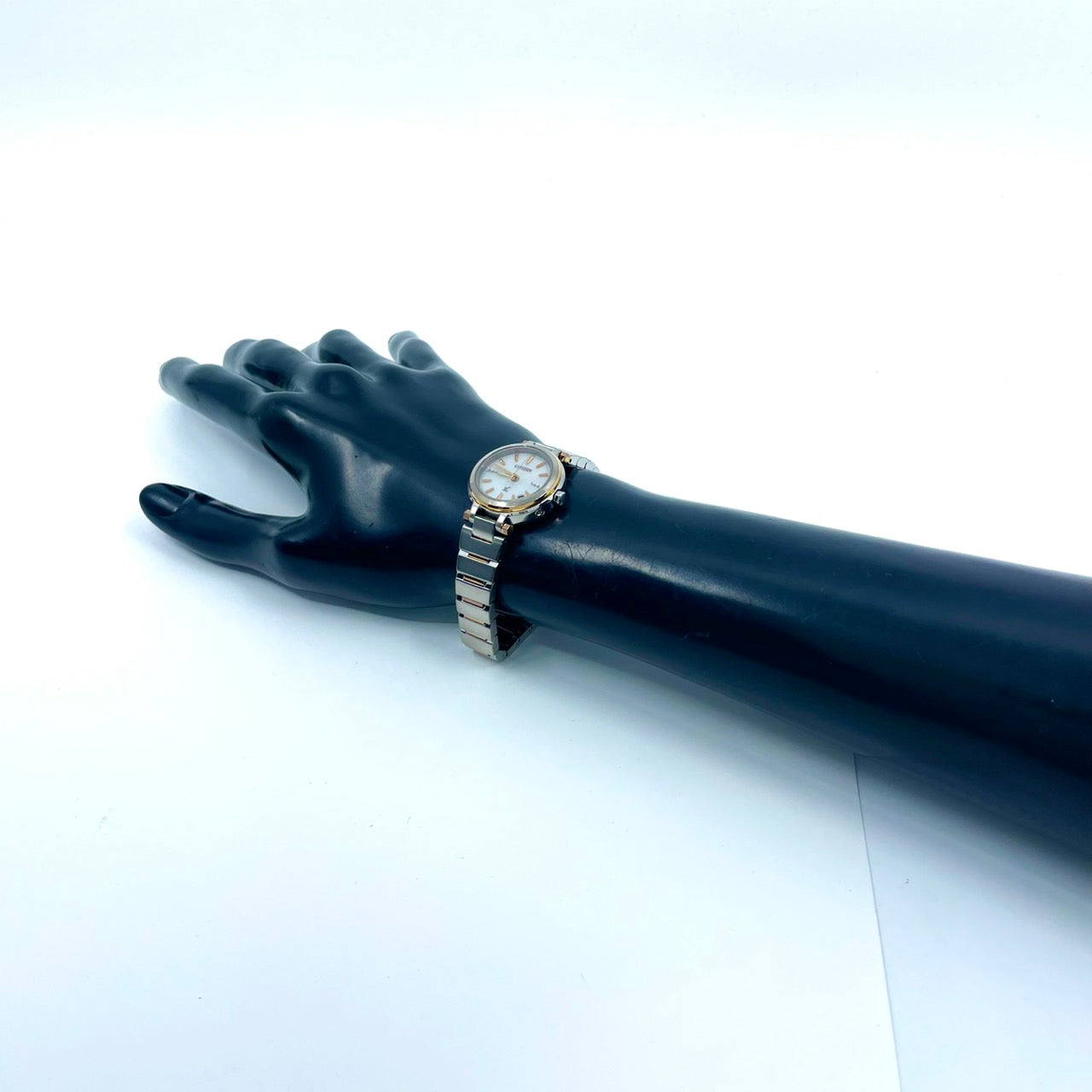 【稼働/美品】シチズン XC クロスシー 腕時計 H058-T017908 レディース エコドライブ ソーラー電波 シルバー ゴールド コンビ デイト表示 ラウンド ダイヤモンド エレガント ドレスウォッチ ビジネス クリーニング済 G6