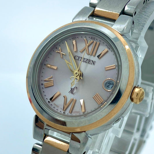 【稼働/美品】シチズン XC クロスシー 腕時計 H058-T016545 レディース エコドライブ ソーラー電波 ピンク文字盤 シルバー ゴールド コンビ デイト表示 ラウンド ローマ数字 エレガント ドレスウォッチ ビジネス クリーニング済 G6